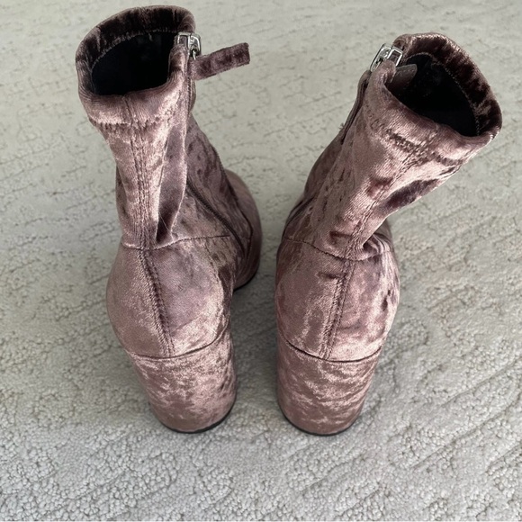 Steve Madden NWOB Velvet Booties in mushroom color size 6.5 - Picture 6 of 10